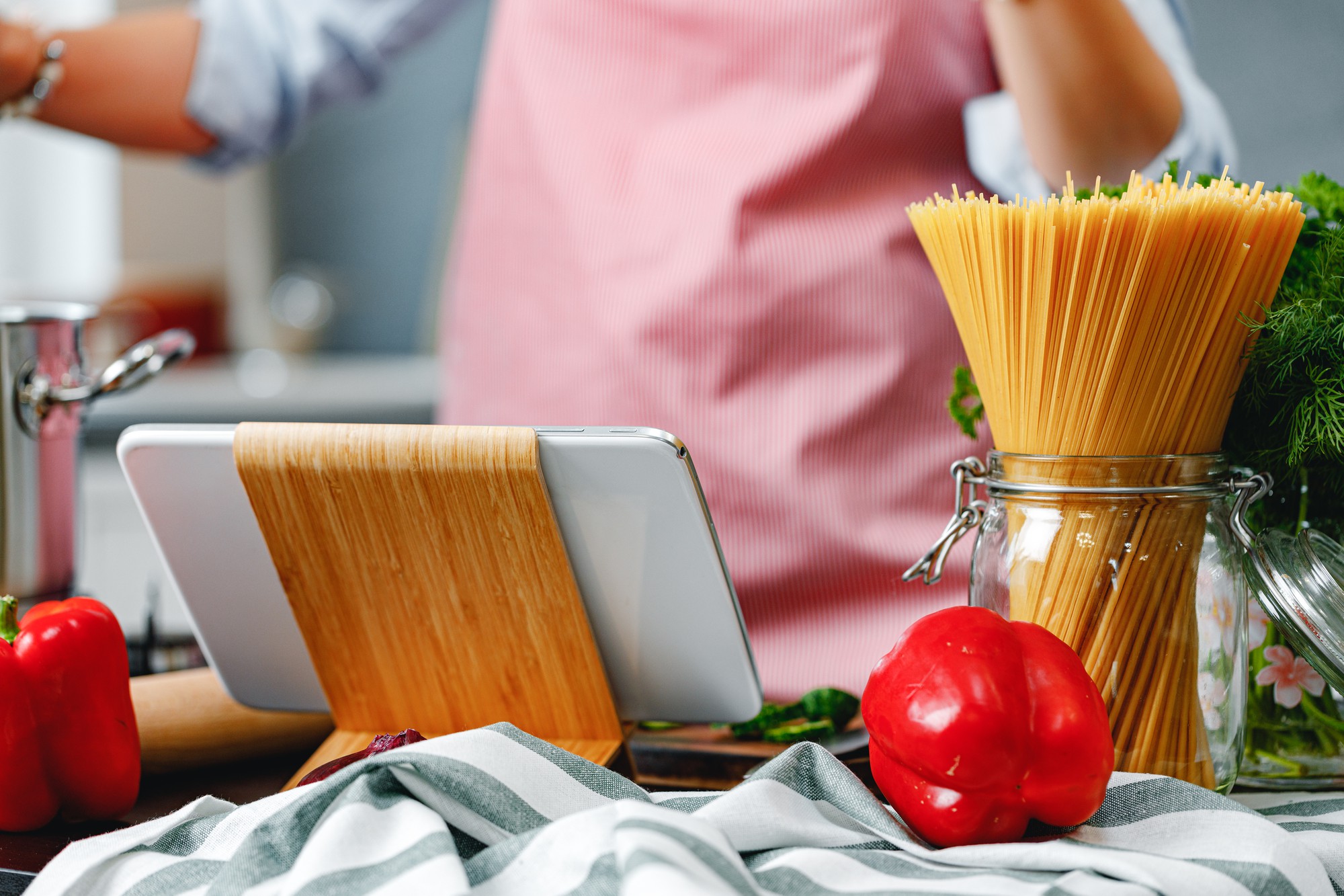 Banco da lavoro in cucina con attrezzature professionali